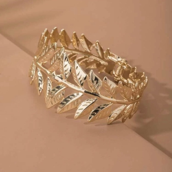 New leaf design gold cuff  bracelet - Picture 1 of 2